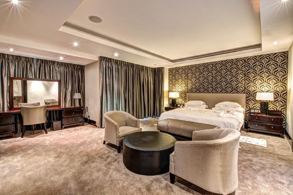 Royal Marang Hotel Phokeng 객실 사진 A bedroom at the Taj Mahal Palace