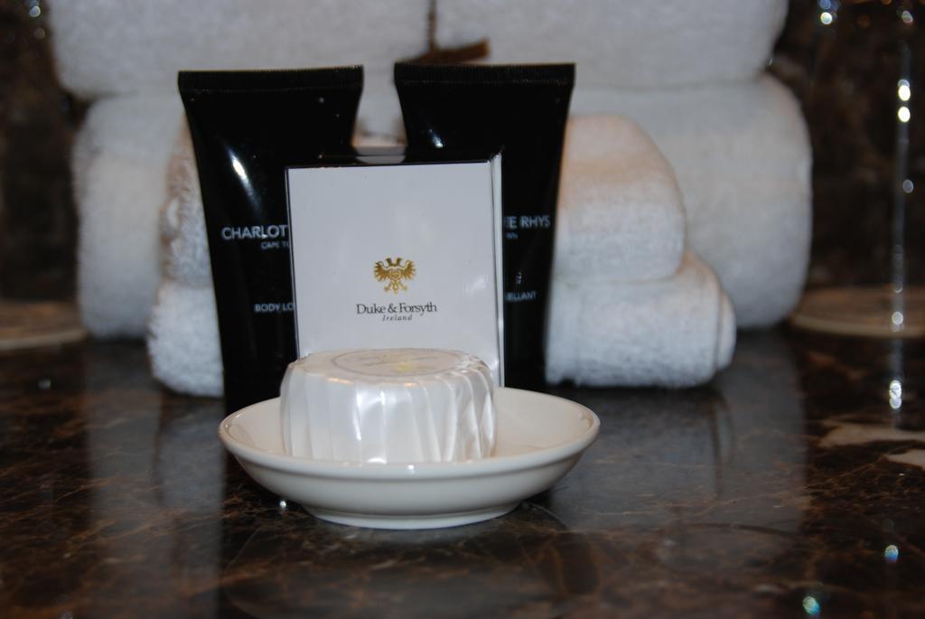 Royal Marang Hotel Phokeng 객실 사진 Charlot toiletries